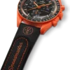 MoonSwatch en caoutchouc noir/orange